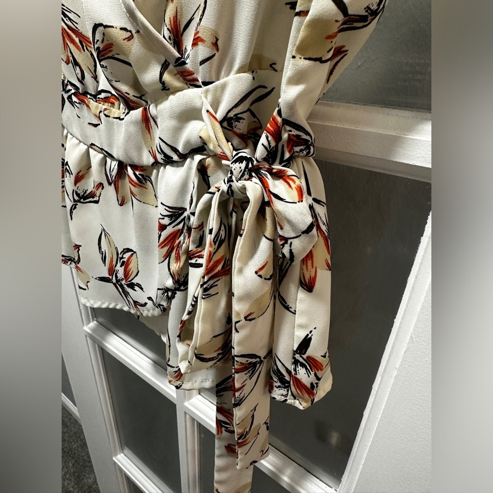 Sienna Sky Cream Floral Top Size Medium - Picture 2 of 6